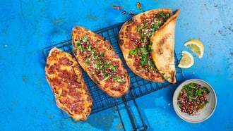 Fladenbrot mit Salsiccia