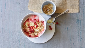 Beeren-Bowl mit Flakes & Pops