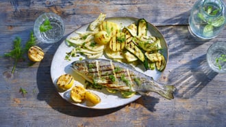 Trota alle erbe con patate e verdure alla griglia