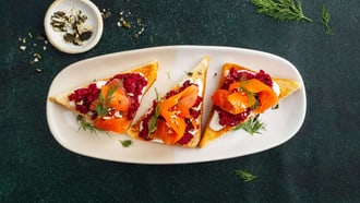 Toast al salmone con crema di barbabietola