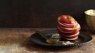 Carpaccio di mela con salsa alla panna acida e al miele