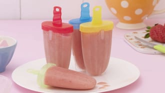 Erdbeerglace am Stiel