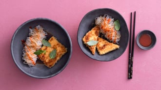 Sriracha-Nudeln mit Knusper-Tofu