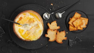 Halloween-Apéro-Kürbis mit gebackenem Käse