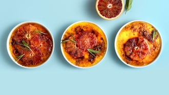 Crème brûlée al rosmarino con arancia sanguigna