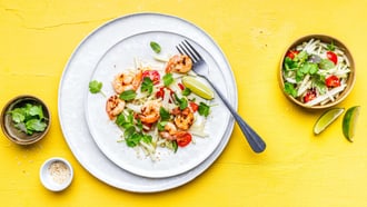 Insalata tailandese di cavolo rapa con gamberetti