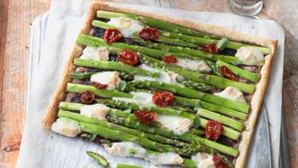 Spargeltarte mit Tomaten