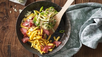 Spätzli con mostbröckli e Schabziger