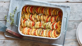 Gratin di patate e verdure a fettine