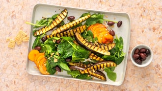 Spinatsalat mit Auberginen und Pflaumen