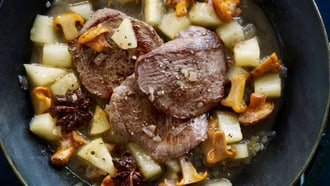 Scaloppine di capriolo con confit di gallinacci e pere
