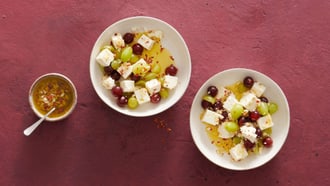 Dadi di feta marinati all'uva