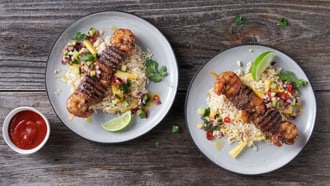 Brochettes surf & turf avec riz à l'ananas