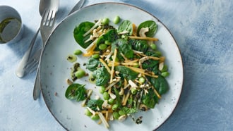 Salade d'épinards avec edamame, kaki et sauce nori