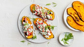 Toasts de patate douce avec cottage cheese coloré