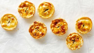 Mini-Pies mit Poulet und Federkohl