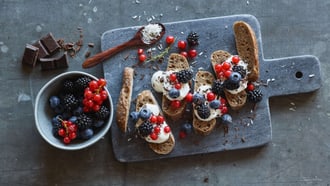 Tartine con quark, bacche e cioccolato