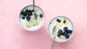 Weisse Schokoladen-Brombeer-Creme