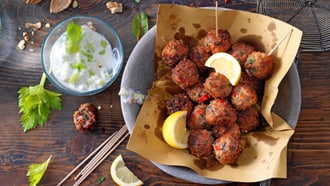 Polpette mit Stangensellerie-Joghurt