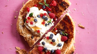 Honig-Tarte mit Beeren