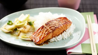 Glasierter Lachs mit Kohl