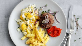 Polpette di carne con ajvar e insalata