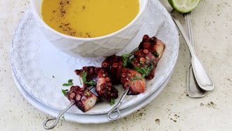 Soupe de poivrons avec brochettes de poulpe