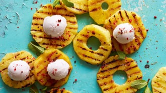 Grillierte Ananas mit rosa Pfeffer