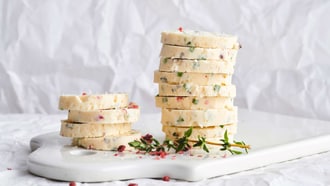 Kräuterbutter mit rosa Pfeffer