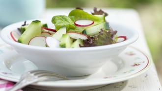 Salade de concombre et de radis roses