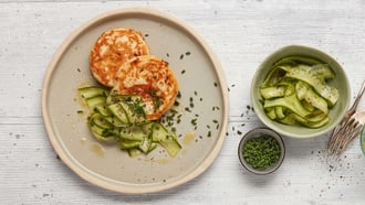 Crumpet al gruyère con insalata di cetriolo