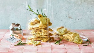 Tuiles di formaggio e rosmarino
