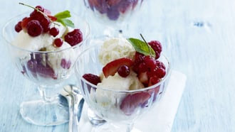 Laktosefreies Crème-fraîche-Mousse mit Sommerbeeren