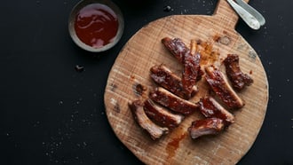 Travers de porc avec rub et sauce BBQ