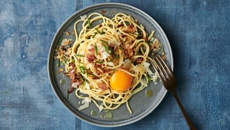 Spaghetti avec œuf et émiettée de lard à l'ail