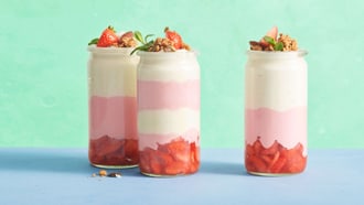 Erdbeer-Holunder-Mousse mit Granola