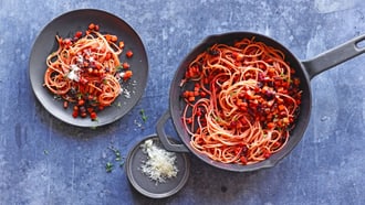 Linsenspaghetti mit Röstgemüse-Carbonara