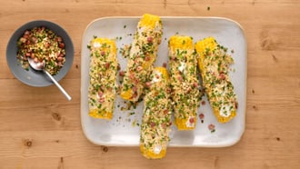 Épis de maïs grillés avec topping