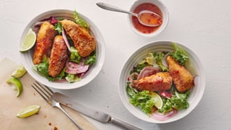 Poisson pané à la polenta sur salade mêlée