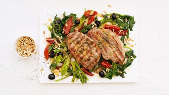 Steak de porc sur salade de cima di rapa