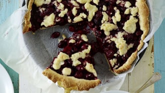 Torta di ciliegie con crumble alla cannella