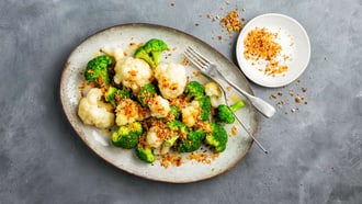 Broccoli und Blumenkohl mit geröstetem Paniermehl