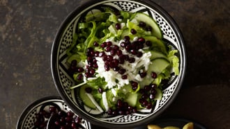 Salade aux graines de grenade avec fromage de brebis