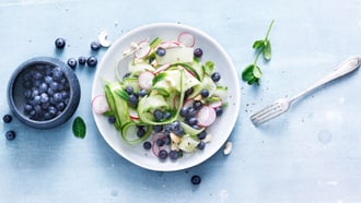 Gurkensalat mit Heidelbeeren