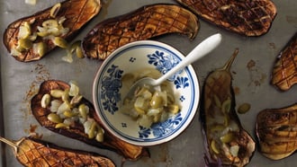 Aubergines grillées avec salade aux olives et aux citrons