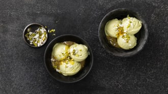 Vegane Avocadoglace mit Passionsfrucht