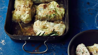 Weisskohl-Päckchen mit Fleisch und Pilzen