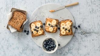 Tartine con burro d’arachidi, banana e mirtilli