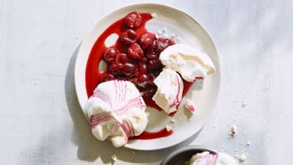 Meringues avec cerises au rhum