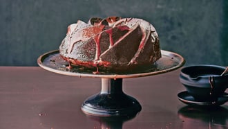 Gugelhopf al cioccolato imbevuto di sciroppo al rum